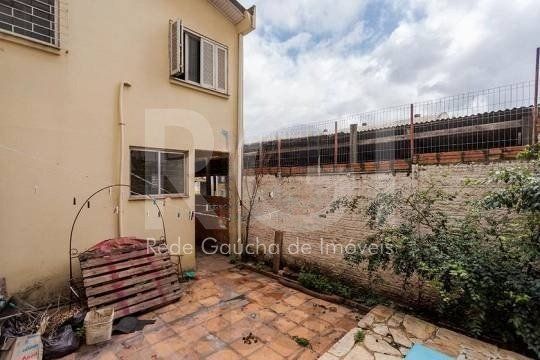 Casa composta por seis(6) dormitórios, no bairro Passo da Areia em Porto Alegre/RS. — foto 41