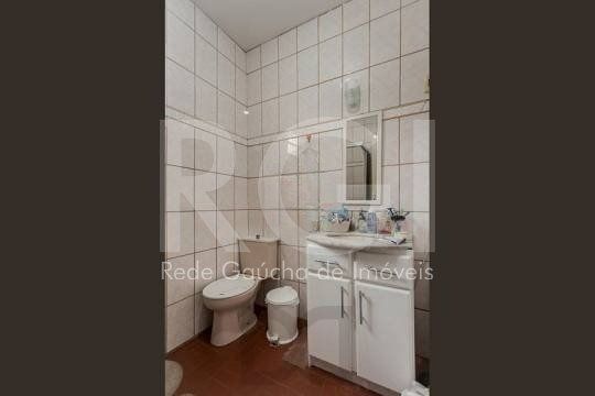 Casa composta por seis(6) dormitórios, no bairro Passo da Areia em Porto Alegre/RS. — foto 25