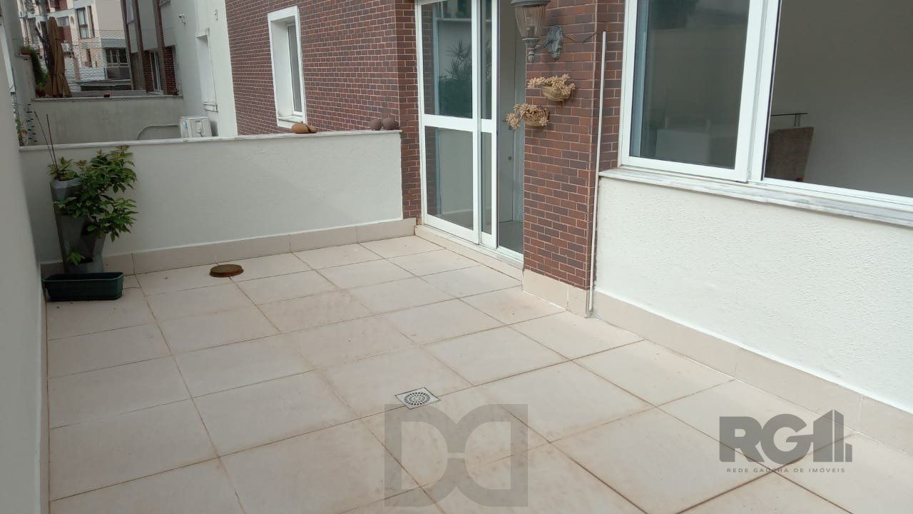 Apartamento com TERRAÇO, localizado num dos mais sofisticados bairros de Porto Alegre, bairro Rio Branco. Apartamento totalmente mobiliado. — foto 12