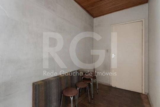 Casa composta por seis(6) dormitórios, no bairro Passo da Areia em Porto Alegre/RS. — foto 24