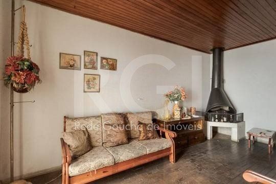 Casa composta por seis(6) dormitórios, no bairro Passo da Areia em Porto Alegre/RS. — foto 5