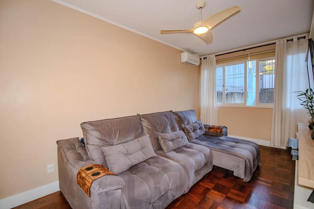 Casa Reformada com 5 Dormitórios e Amplo Pátio — foto 9