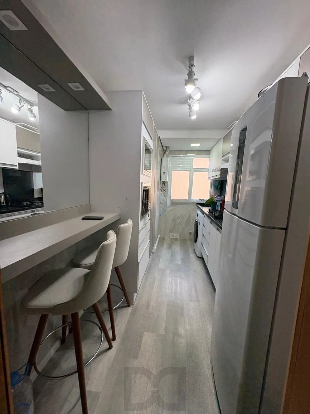 Apartamento com 2 dormitórios, suíte, sacada e churrasqueira. — foto 17
