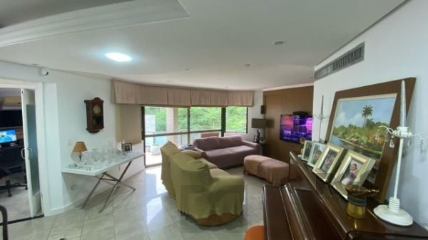 Apartamento em Porto Alegre, no bairro Auxiliadora, com 4 dormitório(s), e 4 banheiros, à venda. — foto 11
