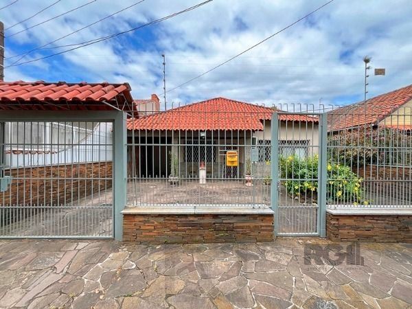 Casa em Porto Alegre, no bairro Guarujá, com 5 dormitório(s), e 5 banheiros, à venda. — foto 1