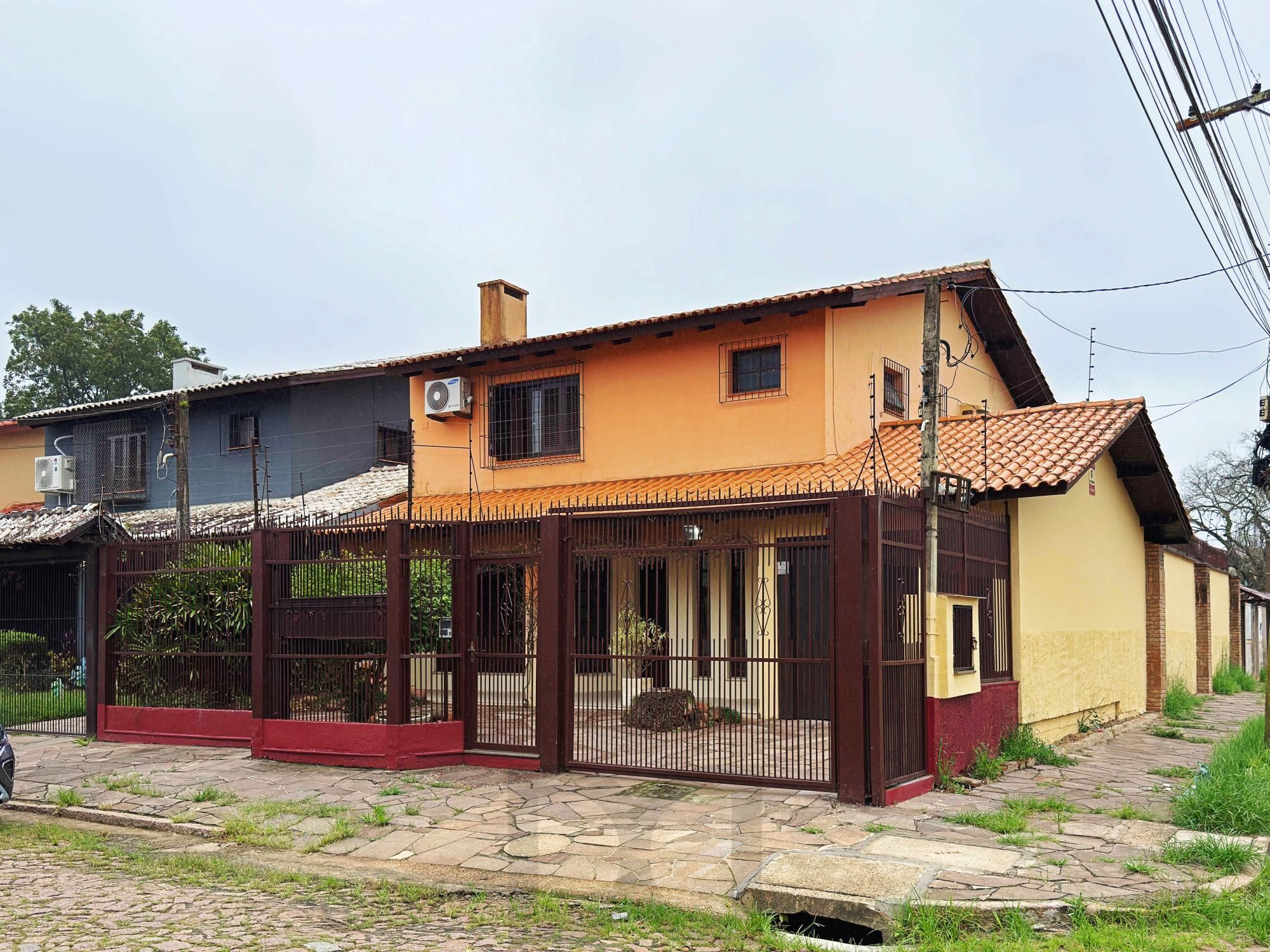 Residência á venda no bairro Guarujá com 3 dormitórios. — foto 1