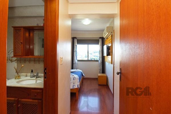 Apartamento em Porto Alegre, no bairro Nonoai, com 3 dormitório(s), com uma suíte e 1 banheiro, à venda. — foto 17