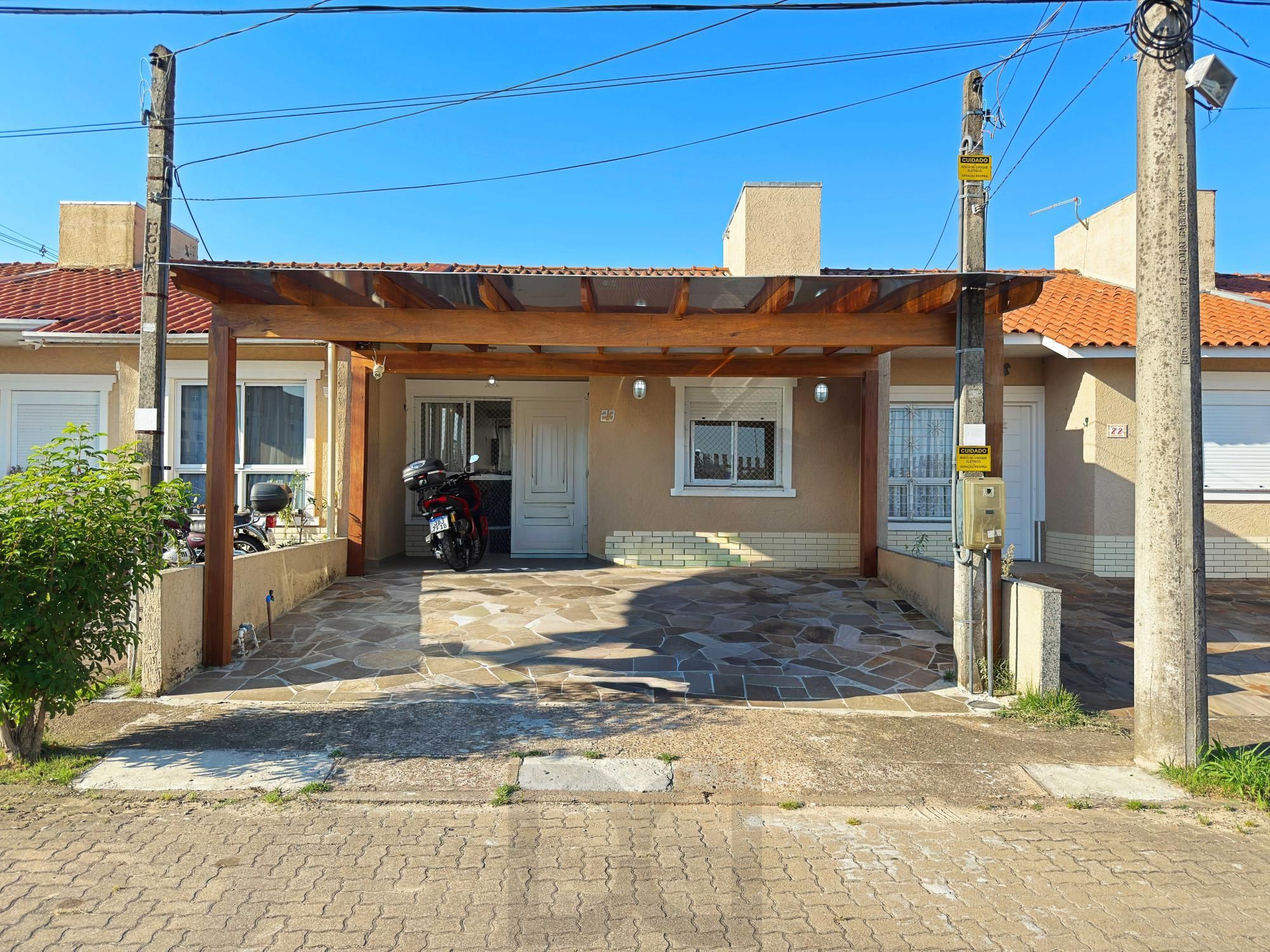 Excelente residência térrea totalmente reformada em condomínio fechado com 2 dormitórios e 2 vagas de garagens — foto 1