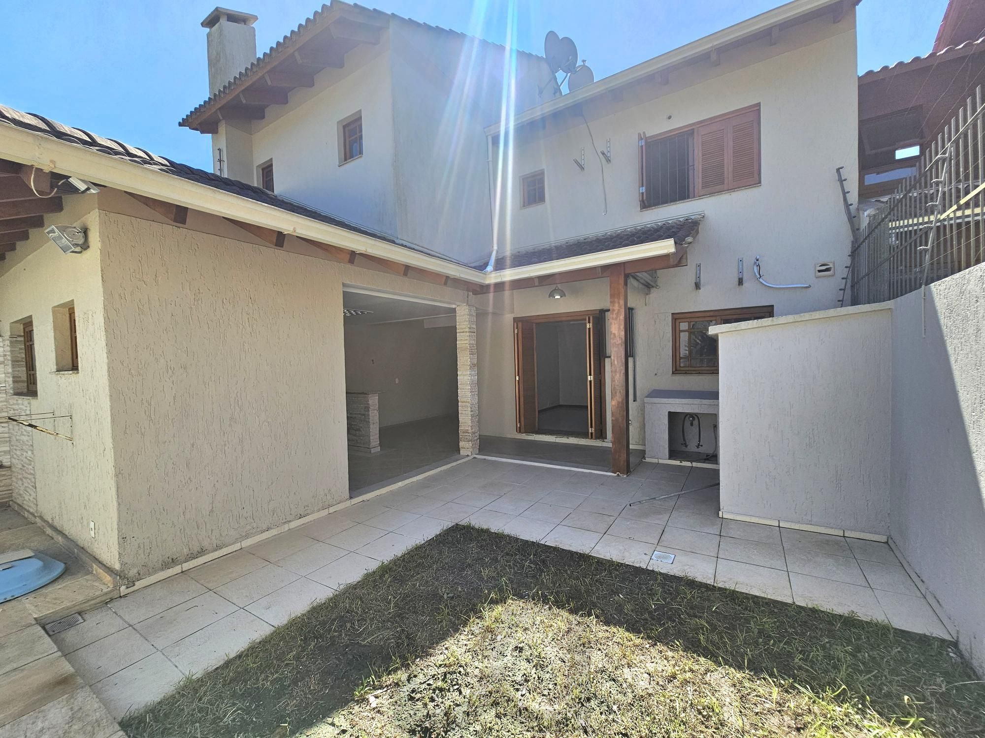 Sobrado 3 dormitórios com lareira, churrasqueira, piscina, 4 vagas garagem com 196,00m² de área construída no bairro Hípica ! — foto 38