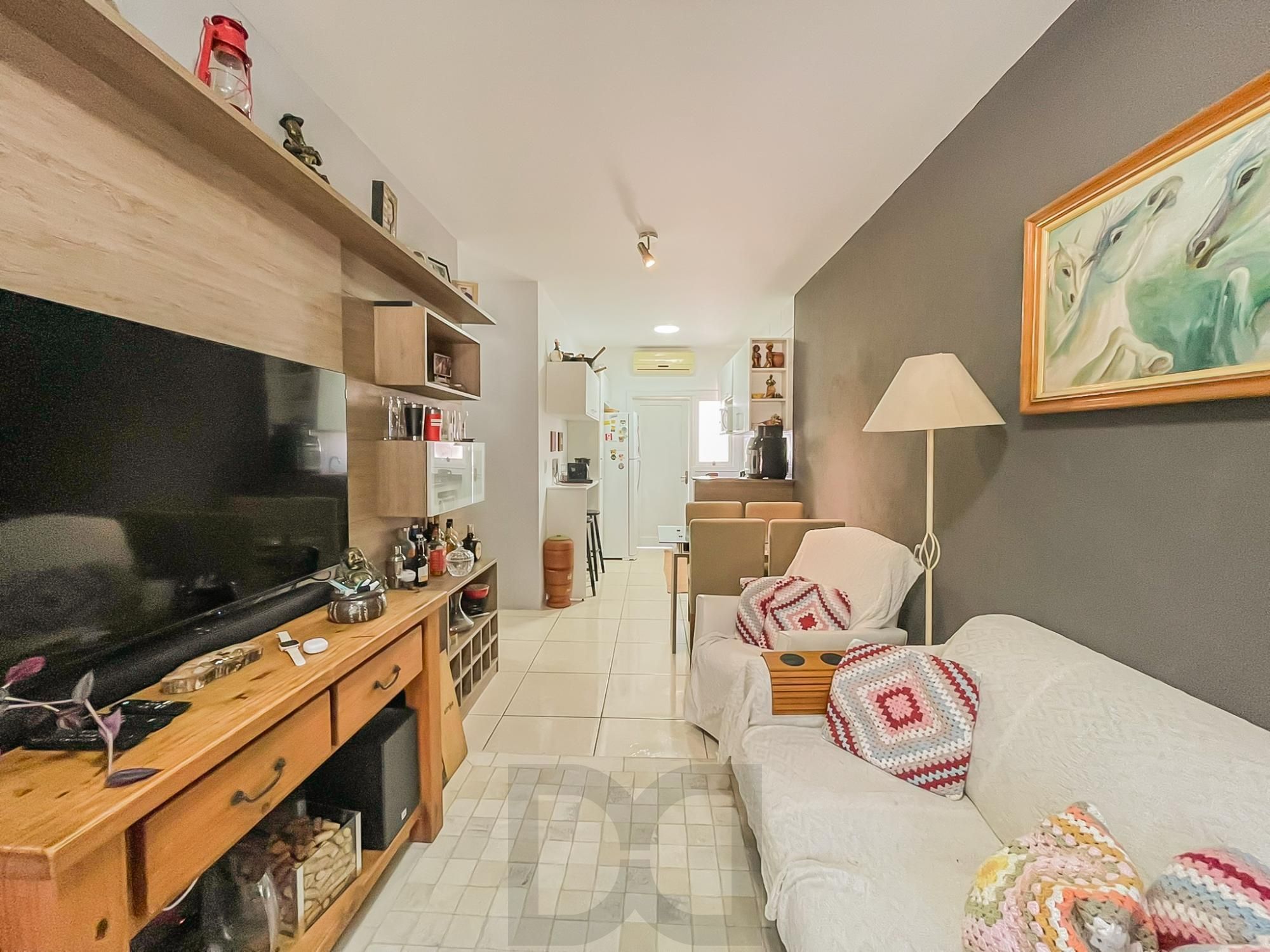 Casa 2 dormitórios em condomínio, semi mobiliada, vaga coberta para 2 carros, lareira e pátio com churrasqueira. Condomínio com infra de lazer completo. Próximo ao comércio e todas as conveniências do bairro. — foto 6