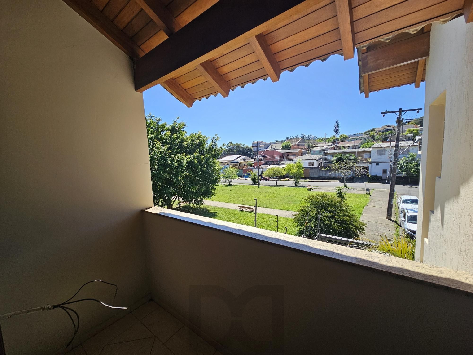 Sobrado 3 dormitórios com lareira, churrasqueira, piscina, 4 vagas garagem com 196,00m² de área construída no bairro Hípica ! — foto 31