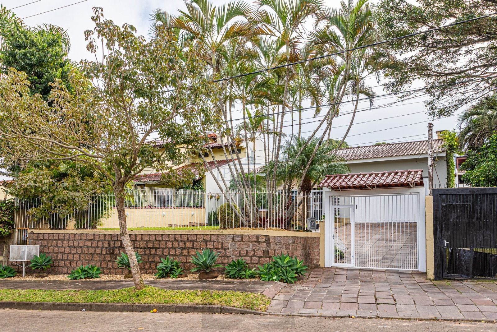 Casa à venda com 393m², 6 dormitórios, 3 suítes, 4 vagas no bairro Vila Nova em Porto Alegre — foto 1