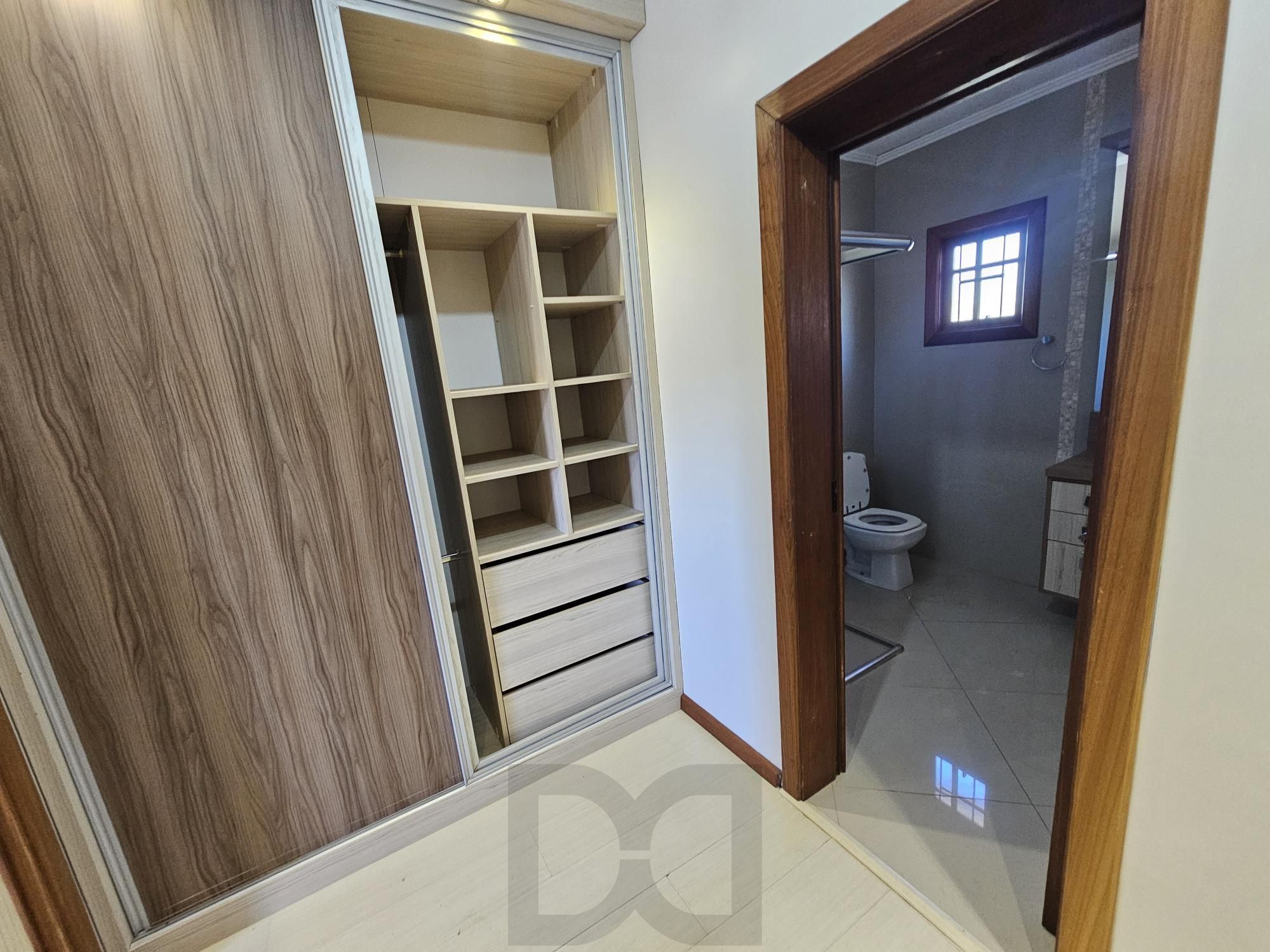 Sobrado 3 dormitórios com lareira, churrasqueira, piscina, 4 vagas garagem com 196,00m² de área construída no bairro Hípica ! — foto 33