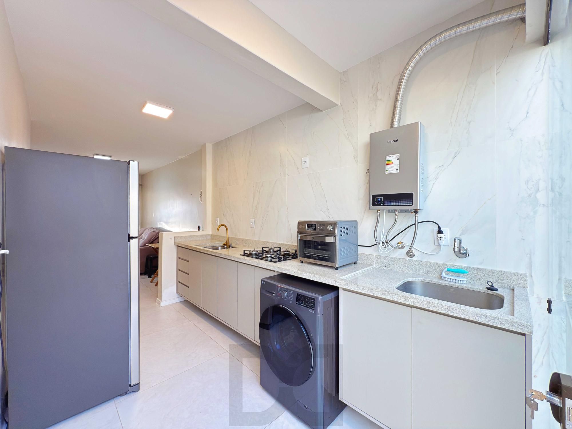 Excelente residência térrea totalmente reformada em condomínio fechado com 2 dormitórios e 2 vagas de garagens — foto 11