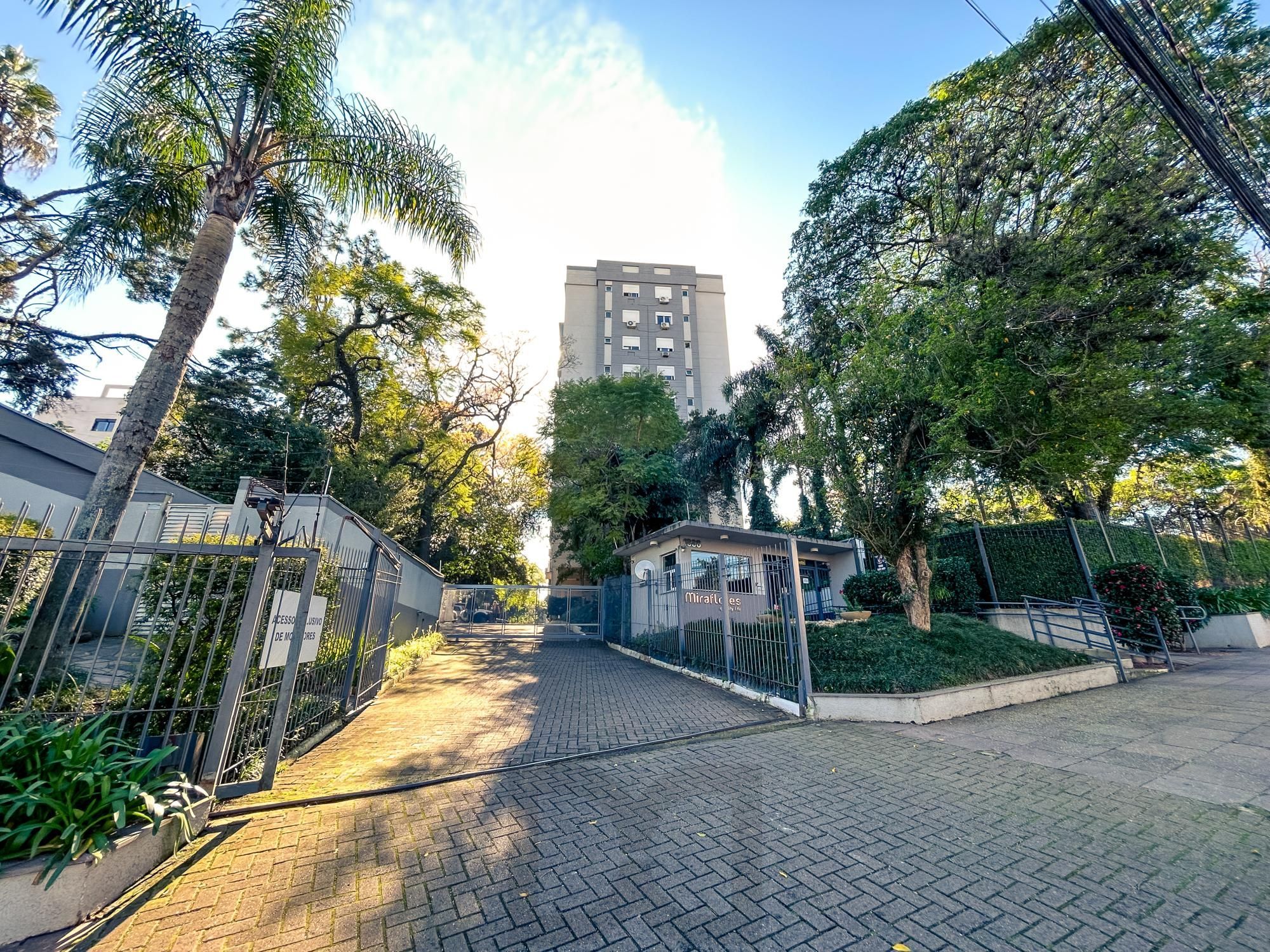 Apartamento mobiliado de 2 dormitórios com 1 suíte no bairro Cristal — foto 1