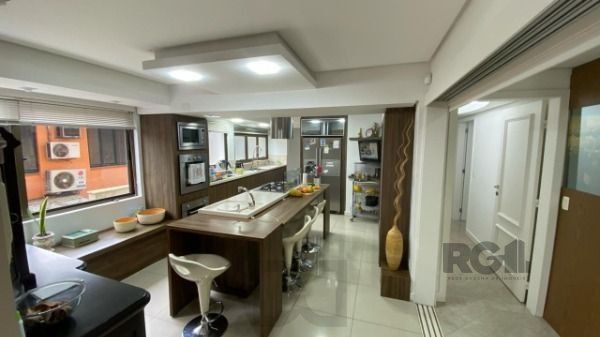 Apartamento em Porto Alegre, no bairro Auxiliadora, com 4 dormitório(s), e 4 banheiros, à venda. — foto 2