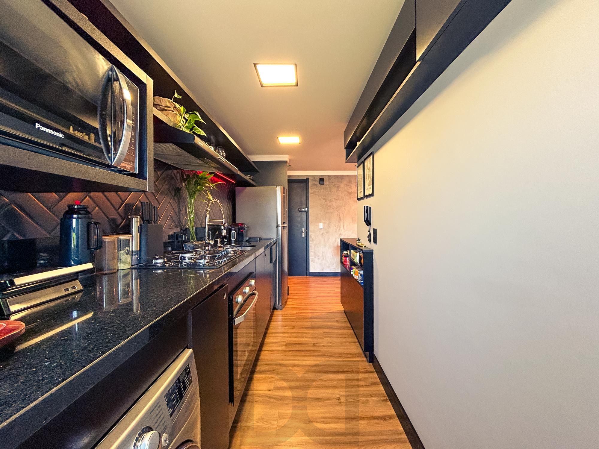 Apartamento mobiliado de 2 dormitórios com 1 suíte no bairro Cristal — foto 17