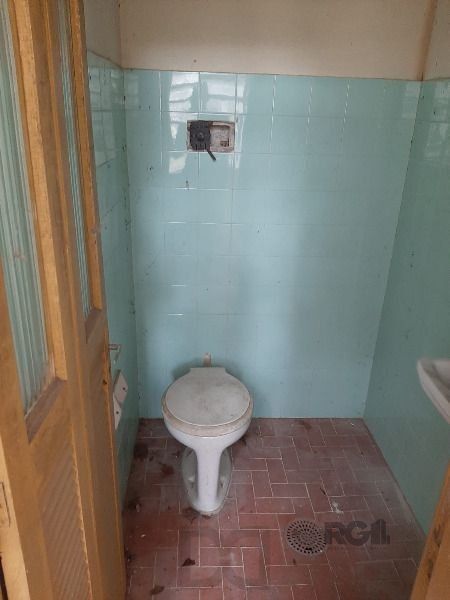 Casa em Porto Alegre, no bairro Cristal, com 4 dormitório(s), e 4 banheiros, à venda. — foto 26