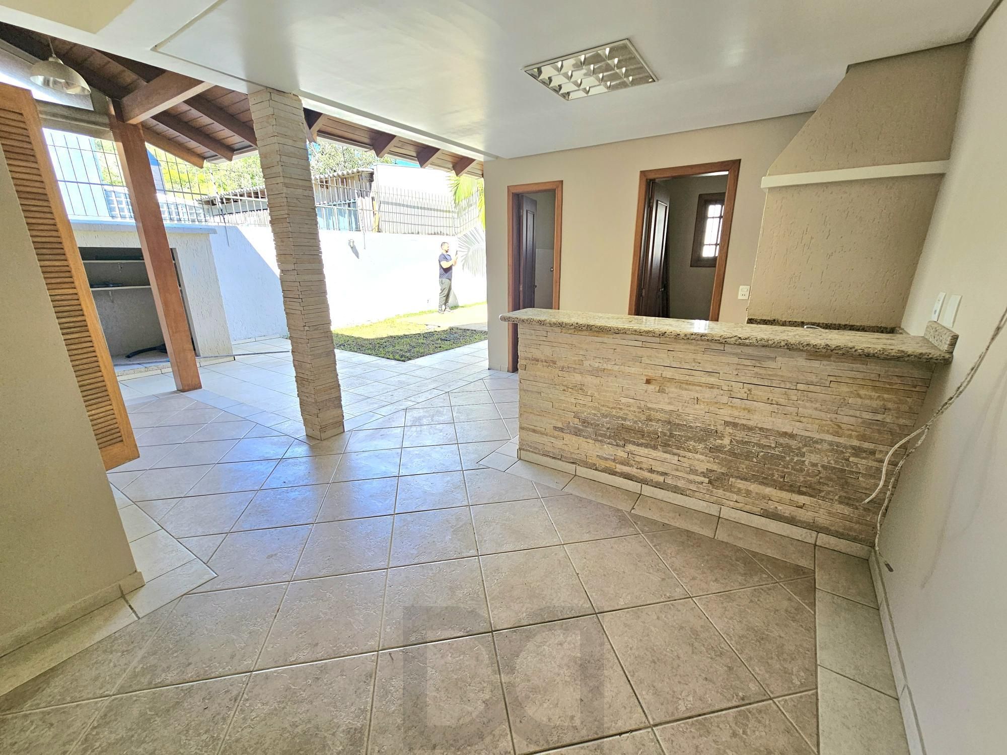 Sobrado 3 dormitórios com lareira, churrasqueira, piscina, 4 vagas garagem com 196,00m² de área construída no bairro Hípica ! — foto 36