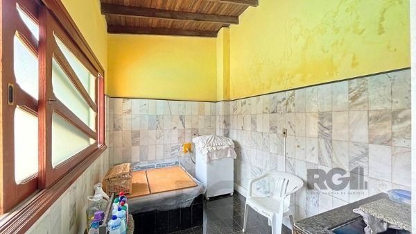 Casa em Porto Alegre, no bairro Guarujá, com 5 dormitório(s), e 5 banheiros, à venda. — foto 26