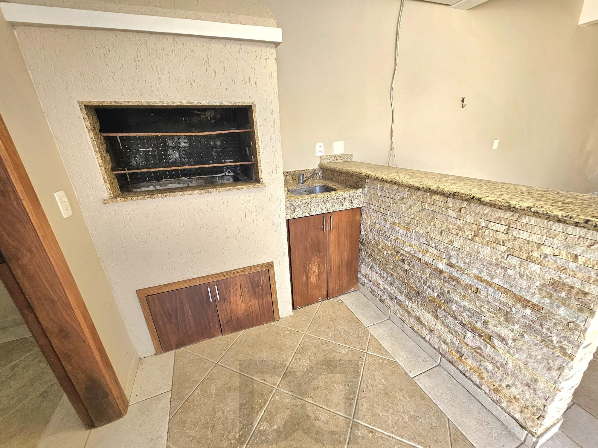Sobrado 3 dormitórios com lareira, churrasqueira, piscina, 4 vagas garagem com 196,00m² de área construída no bairro Hípica ! — foto 18