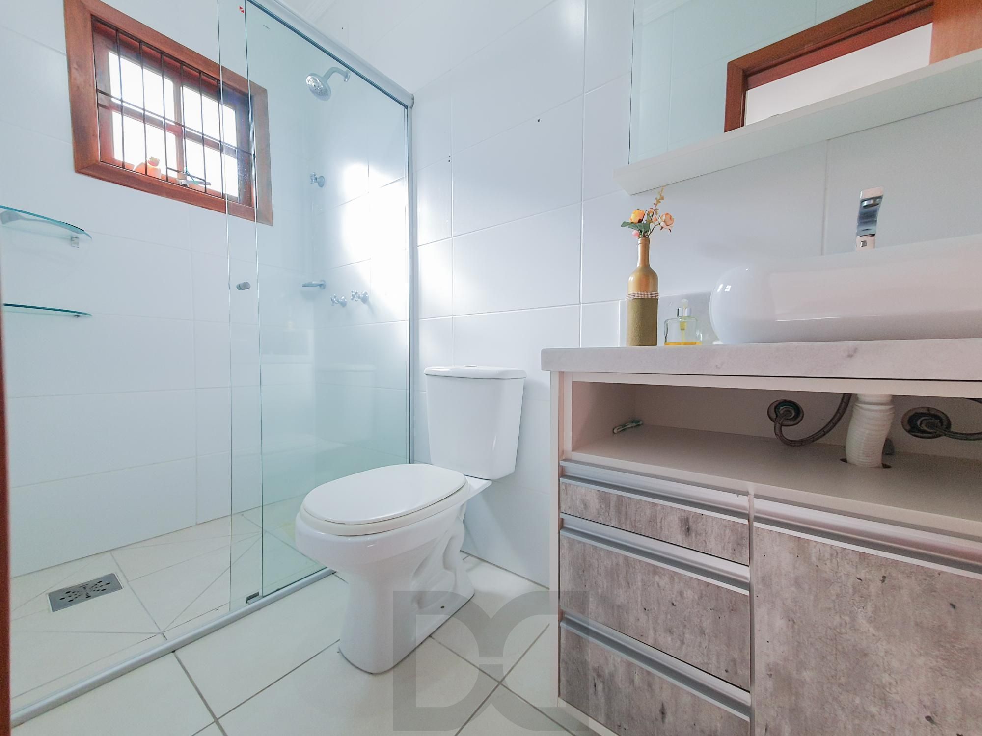 Otimo sobrado com 3 dormitórios sendo 2 suites no bairro Guaruja — foto 30