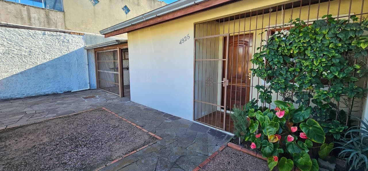 casa terrea 02 dormitorios opção para 3 - bairro Restinga — foto 1