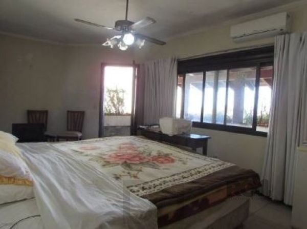 Casa em Porto Alegre, no bairro Nonoai, com 4 dormitório(s), e 4 banheiros, à venda. — foto 2
