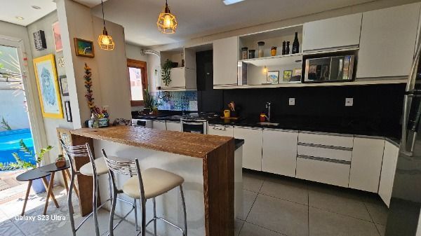 Casa em Porto Alegre, no bairro Hípica, com 3 dormitório(s), e 3 banheiros, à venda. — foto 3