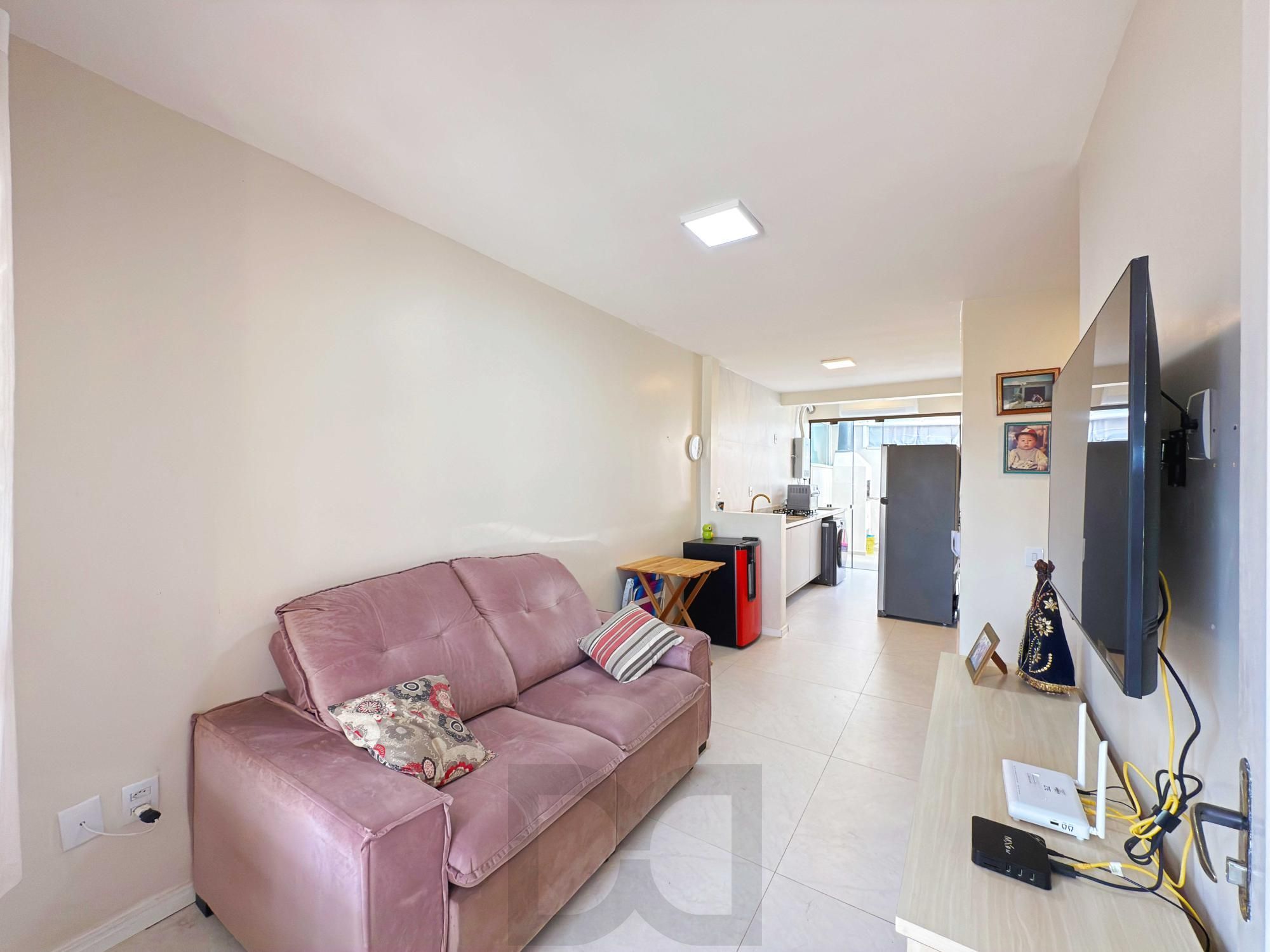 Excelente residência térrea totalmente reformada em condomínio fechado com 2 dormitórios e 2 vagas de garagens — foto 4