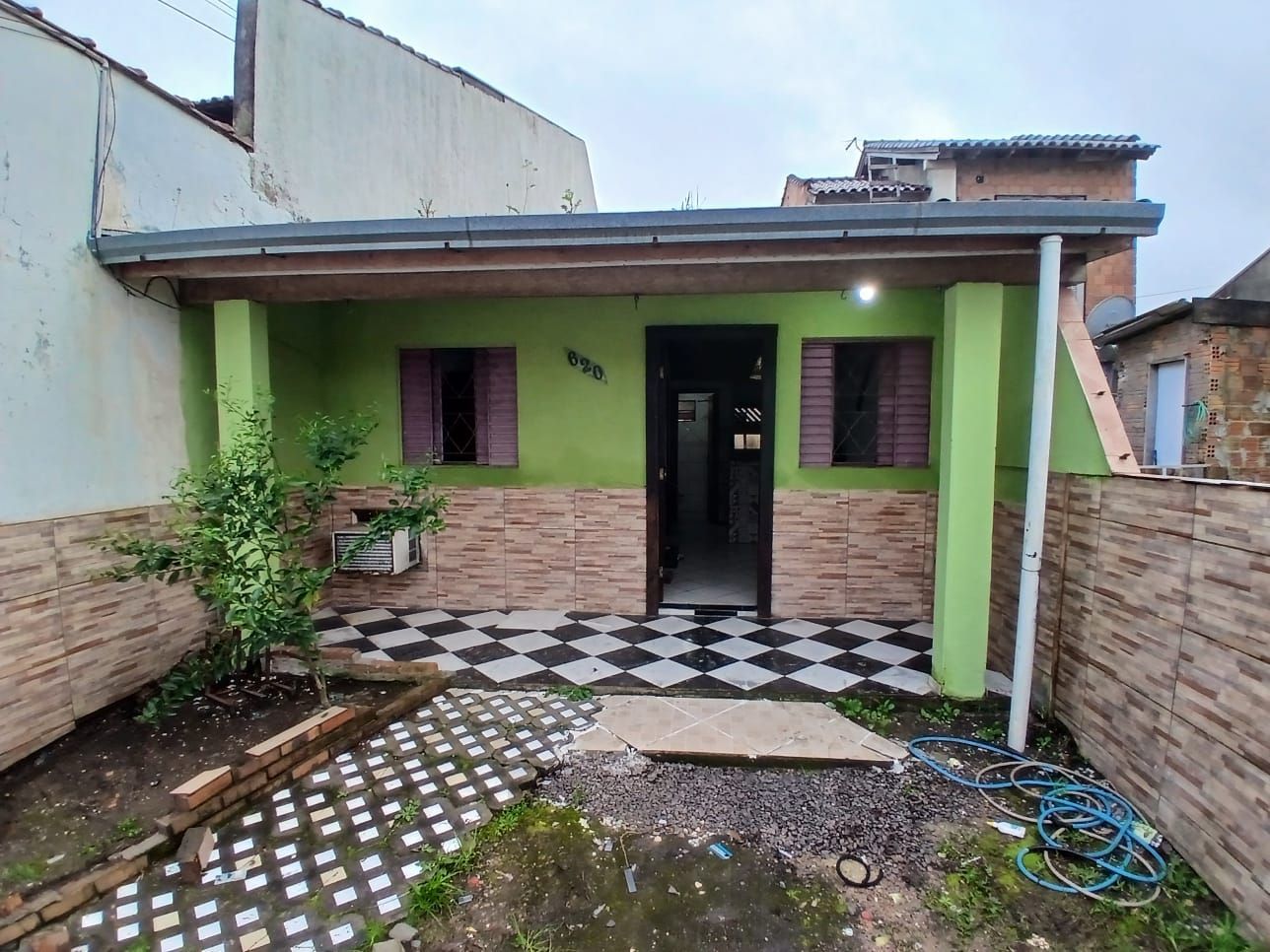 Casa 2 dormitórios no bairro Hípica com pátio — foto 1