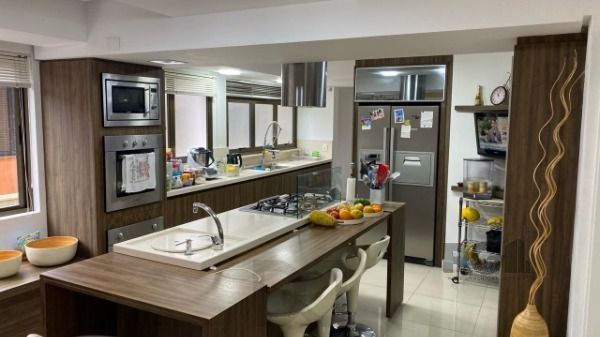 Apartamento em Porto Alegre, no bairro Auxiliadora, com 4 dormitório(s), e 4 banheiros, à venda. — foto 4