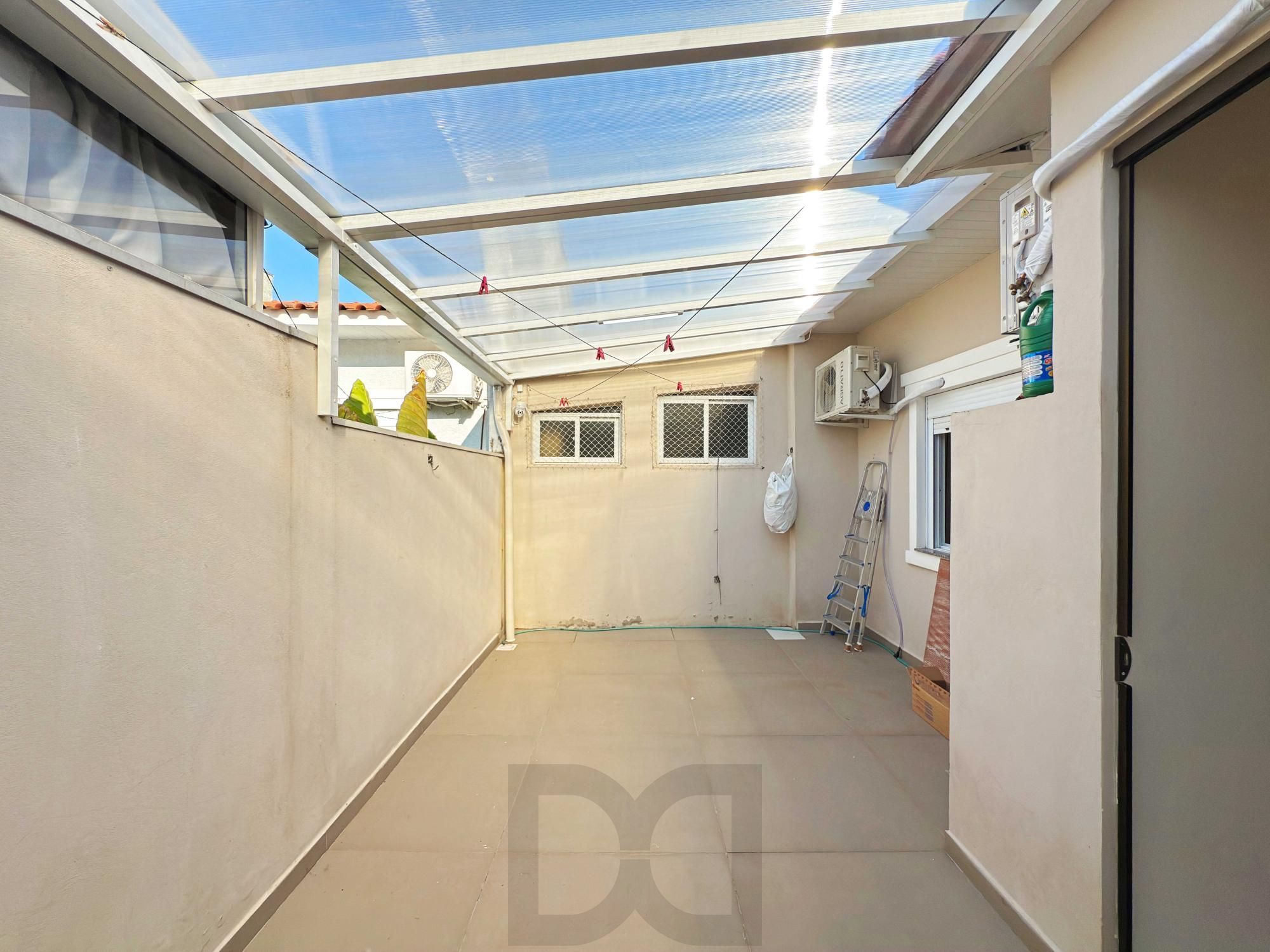 Excelente residência térrea totalmente reformada em condomínio fechado com 2 dormitórios e 2 vagas de garagens — foto 26