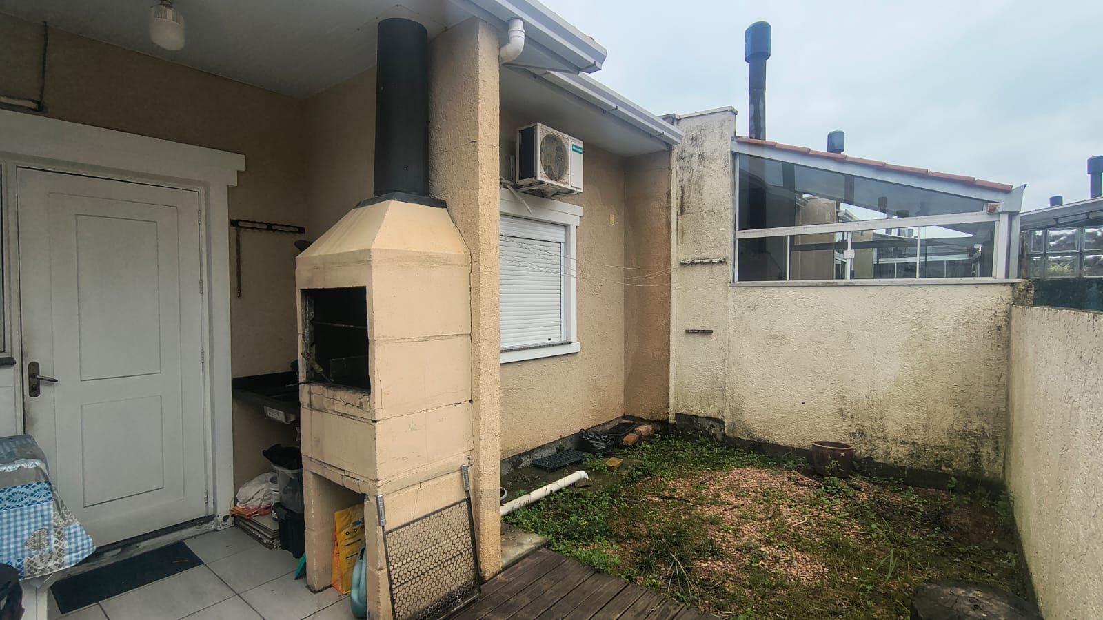 Casa 2 dormitórios em condomínio, semi mobiliada, vaga coberta para 2 carros, lareira e pátio com churrasqueira. Condomínio com infra de lazer completo. Próximo ao comércio e todas as conveniências do bairro. — foto 15