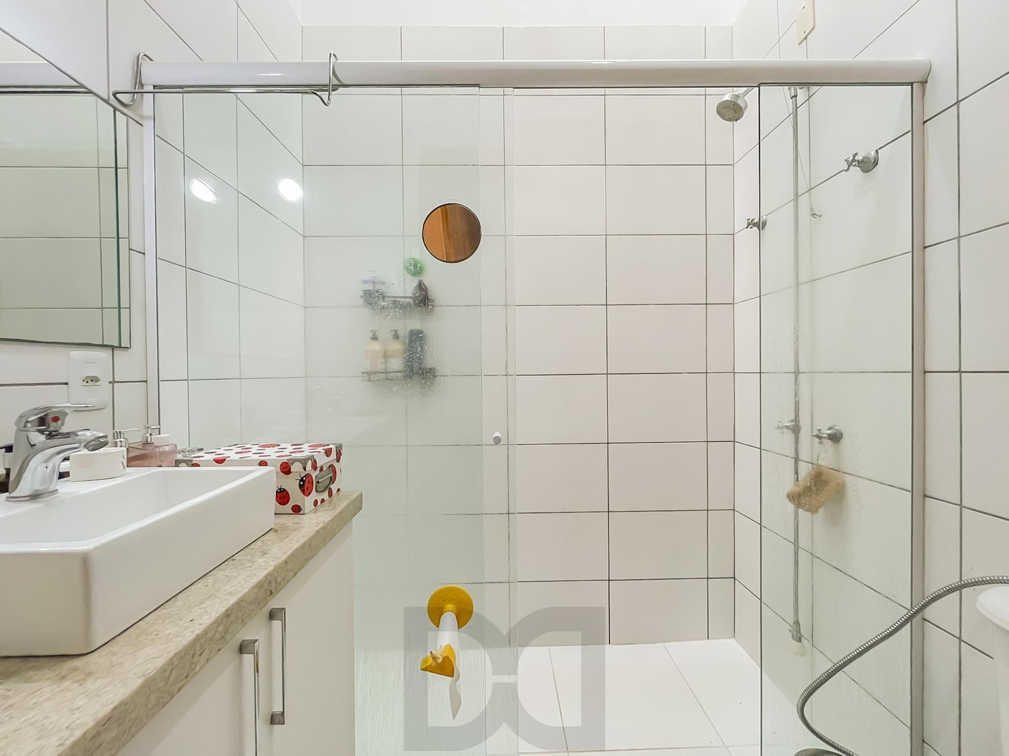 Casa 2 dormitórios em condomínio, semi mobiliada, vaga coberta para 2 carros, lareira e pátio com churrasqueira. Condomínio com infra de lazer completo. Próximo ao comércio e todas as conveniências do bairro. — foto 11