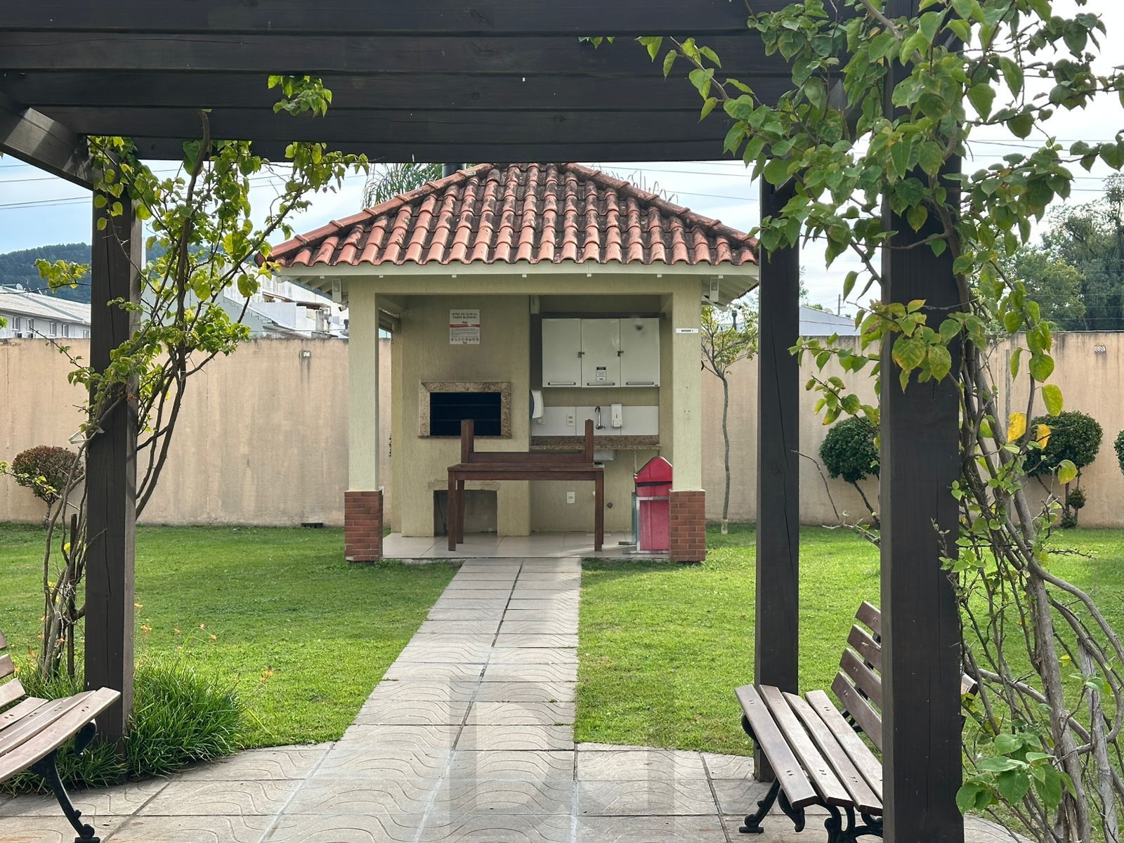 Excelente apartamento térreo 2 dormitórios com vaga de estacionamento — foto 15