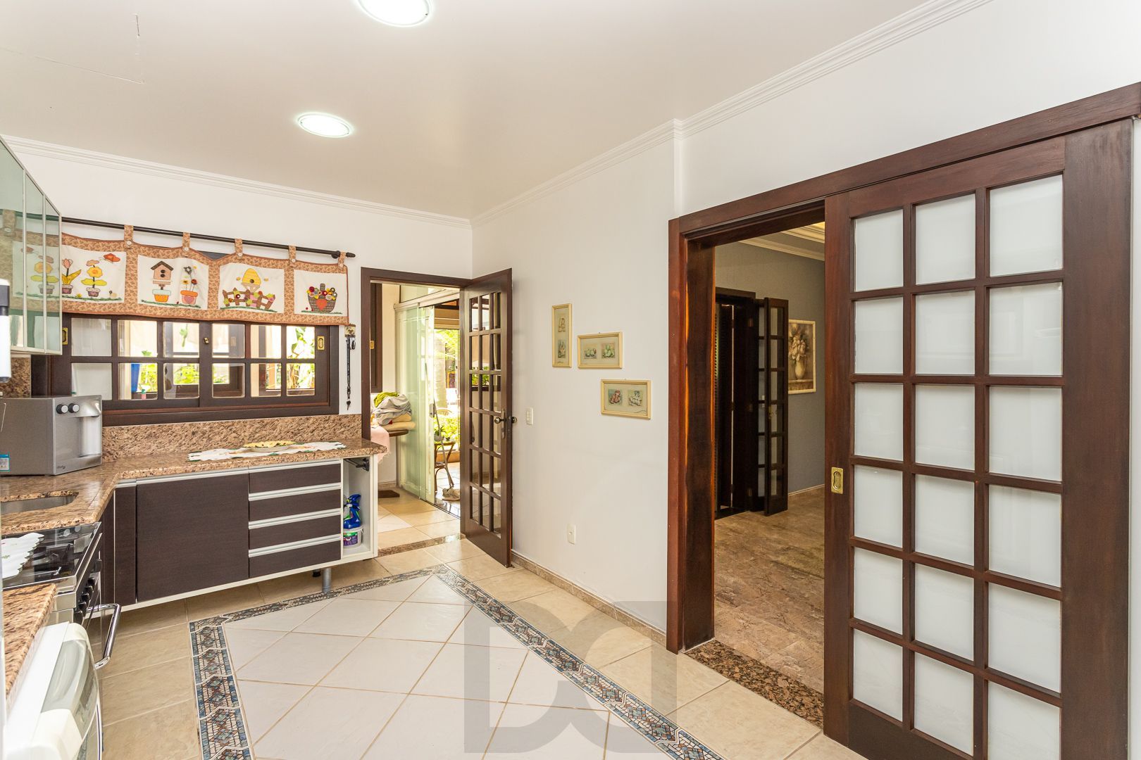 Casa de 272m², 4 dormitórios, 2 suítes e 4 vagas de garagem, no bairro Ipanema, próxima à orla do Guaíba. — foto 14