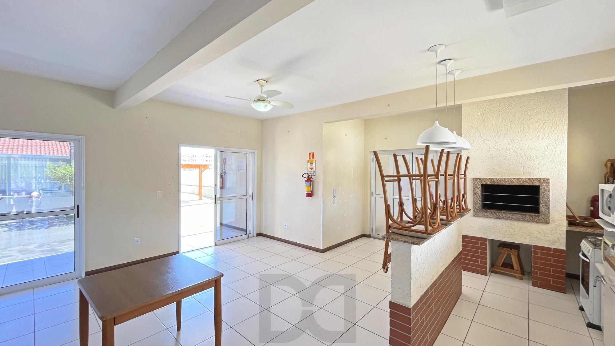 Casa 2 dormitórios em condomínio, semi mobiliada, vaga coberta para 2 carros, lareira e pátio com churrasqueira. Condomínio com infra de lazer completo. Próximo ao comércio e todas as conveniências do bairro. — foto 28