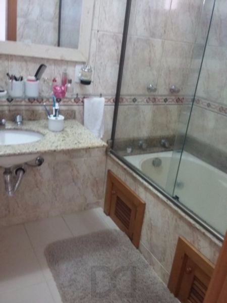 Sobrado em Ipanema, zona sul de Porto Alegre, com 175m² - 3 dormitorios, sotão, piscina. — foto 11