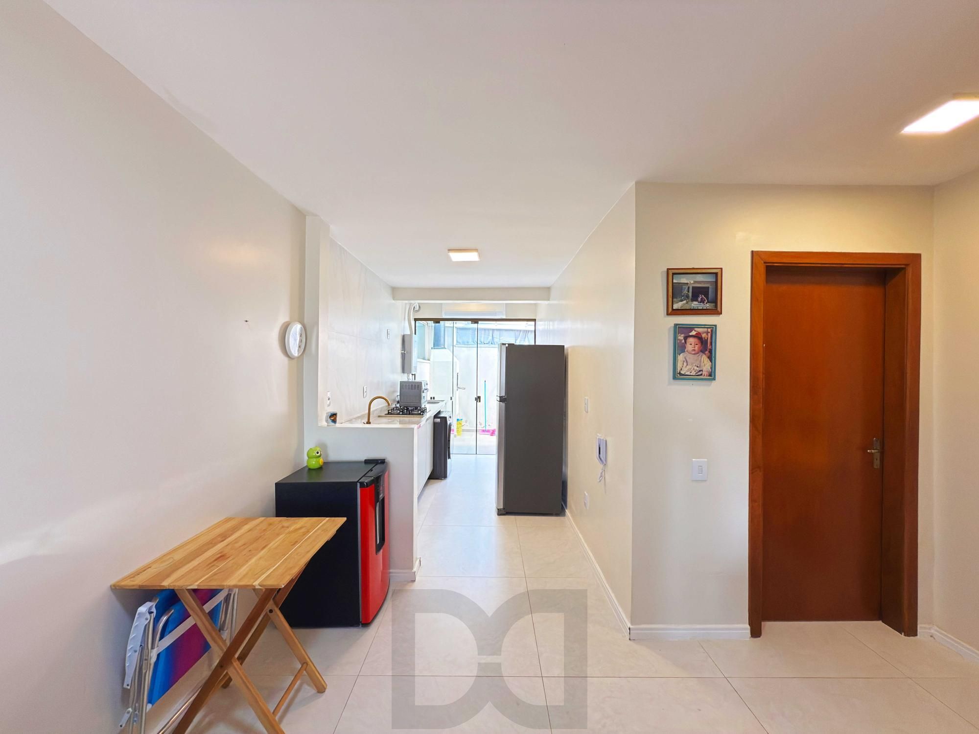 Excelente residência térrea totalmente reformada em condomínio fechado com 2 dormitórios e 2 vagas de garagens — foto 6
