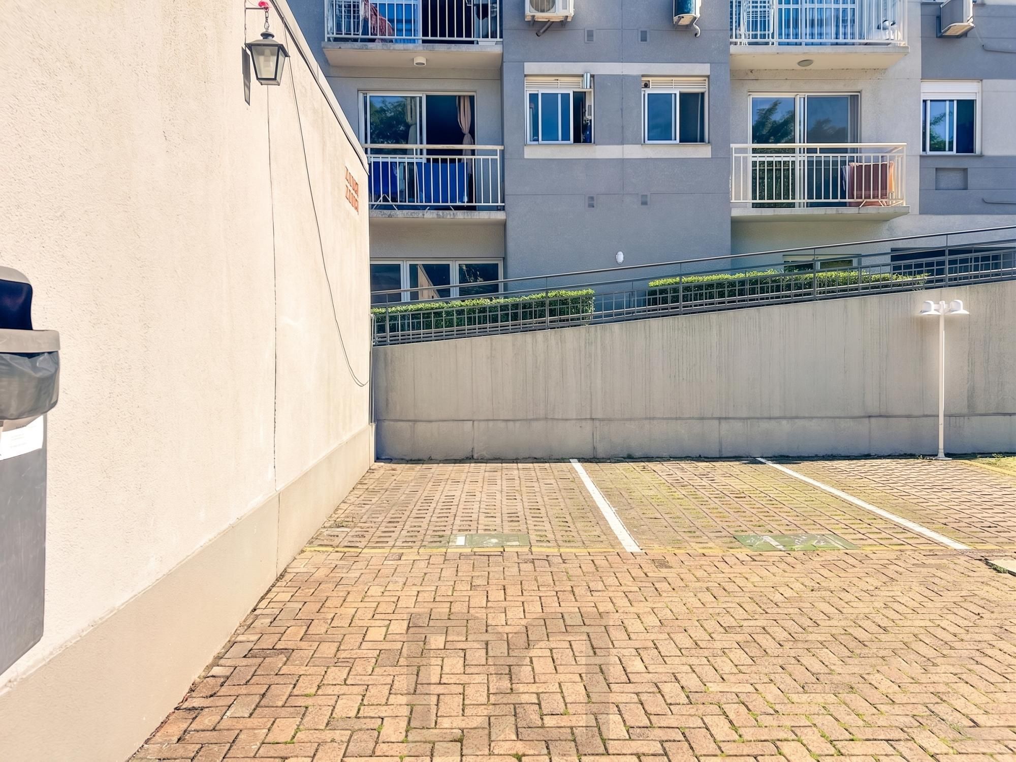 Apartamento mobiliado de 2 dormitórios com 1 suíte no bairro Cristal — foto 37