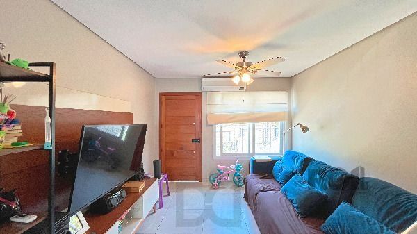 Casa em Porto Alegre, no bairro Guarujá, com 3 dormitório(s), e 3 banheiros, à venda. — foto 4
