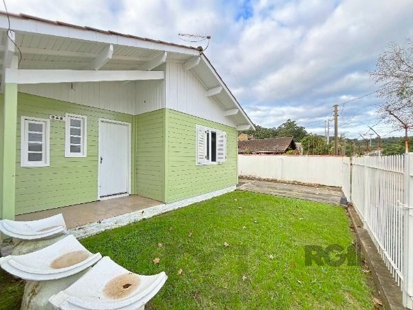 Casa em Porto Alegre, no bairro Guarujá, com 2 dormitório(s), e 2 banheiros, à venda. — foto 1