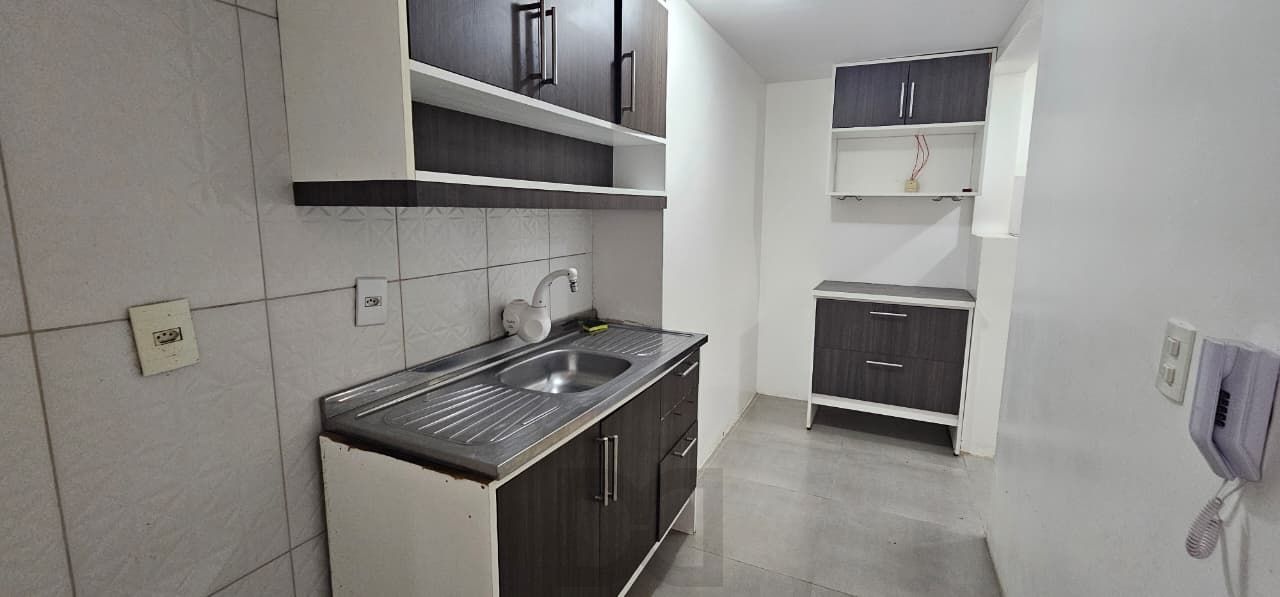 Excelente apartamento térreo 2 dormitórios com vaga de estacionamento — foto 5