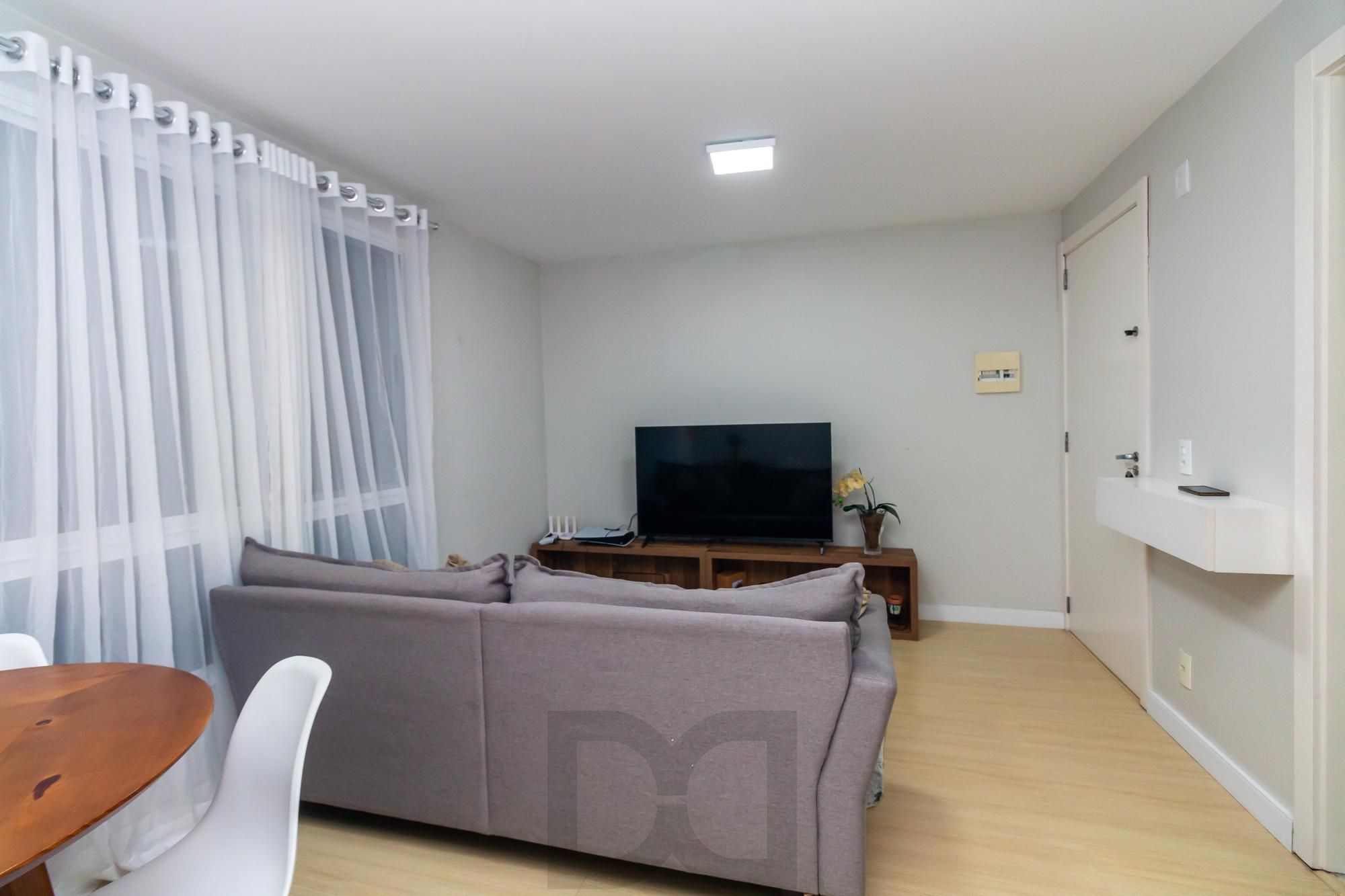 Excelente apartamento 2 dormitórios semi mobiliado — foto 3