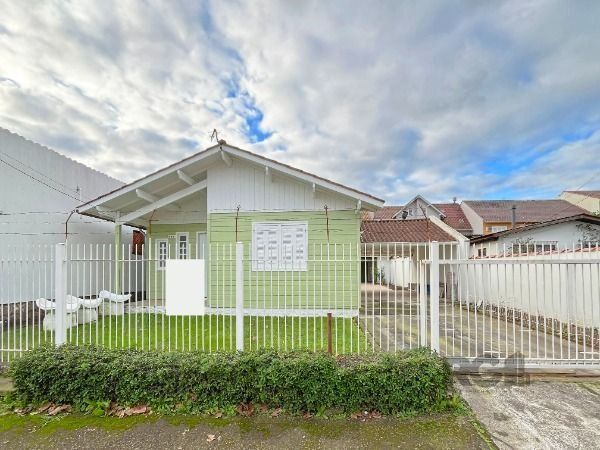 Casa em Porto Alegre, no bairro Guarujá, com 2 dormitório(s), e 2 banheiros, à venda. — foto 4