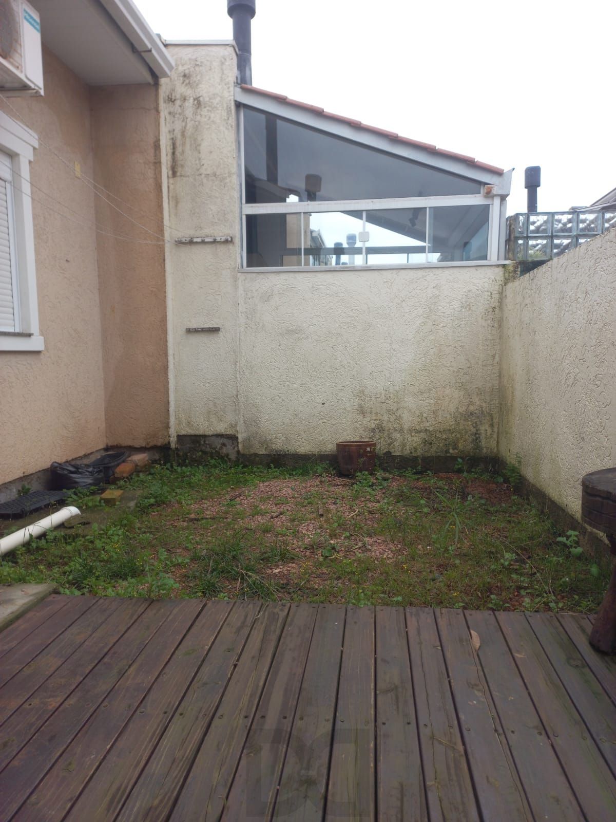 Casa 2 dormitórios em condomínio, semi mobiliada, vaga coberta para 2 carros, lareira e pátio com churrasqueira. Condomínio com infra de lazer completo. Próximo ao comércio e todas as conveniências do bairro. — foto 16