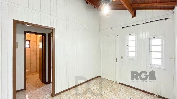 Casa em Porto Alegre, no bairro Guarujá, com 2 dormitório(s), e 2 banheiros, à venda. — foto 8