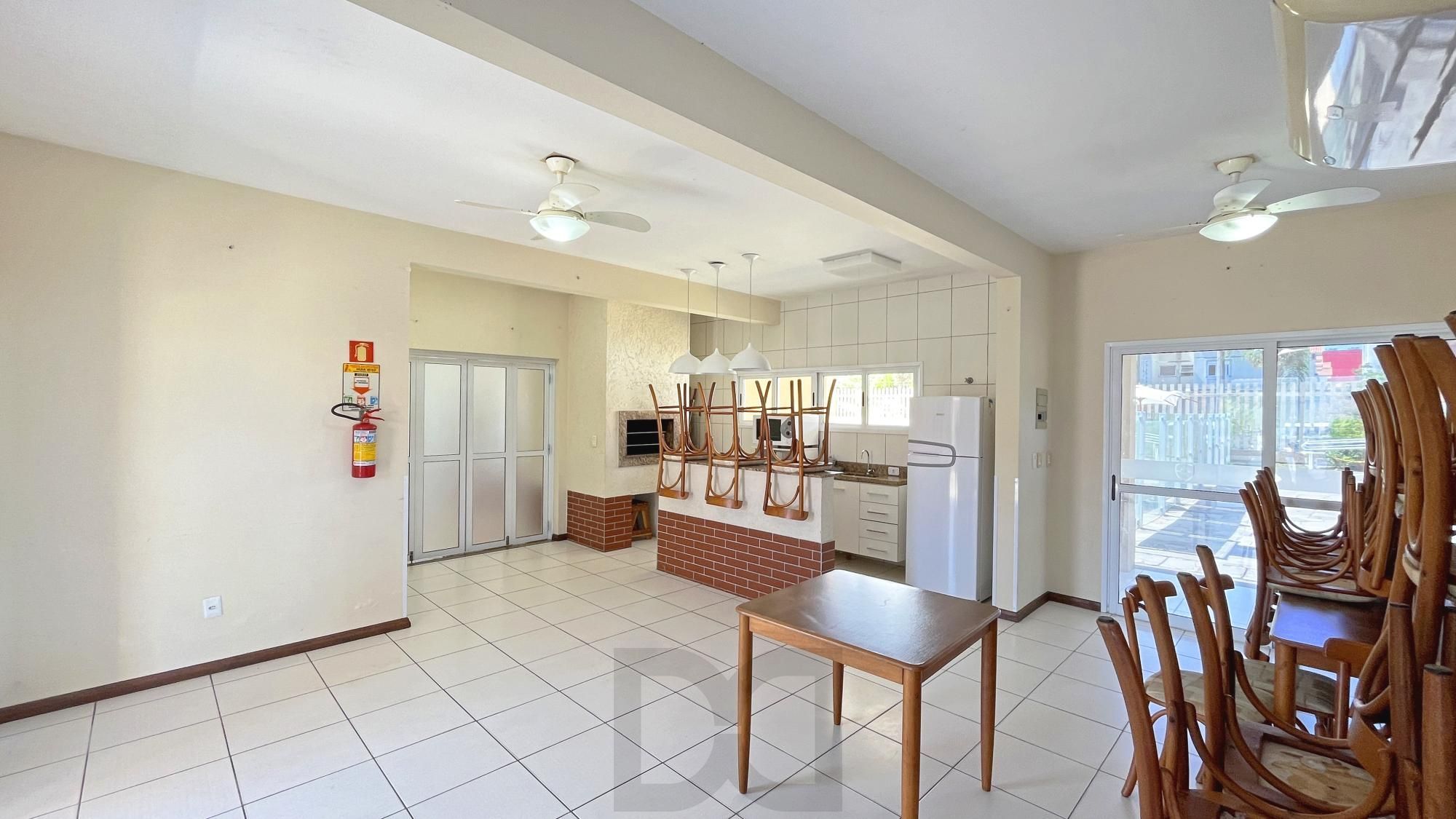 Casa 2 dormitórios em condomínio, semi mobiliada, vaga coberta para 2 carros, lareira e pátio com churrasqueira. Condomínio com infra de lazer completo. Próximo ao comércio e todas as conveniências do bairro. — foto 27