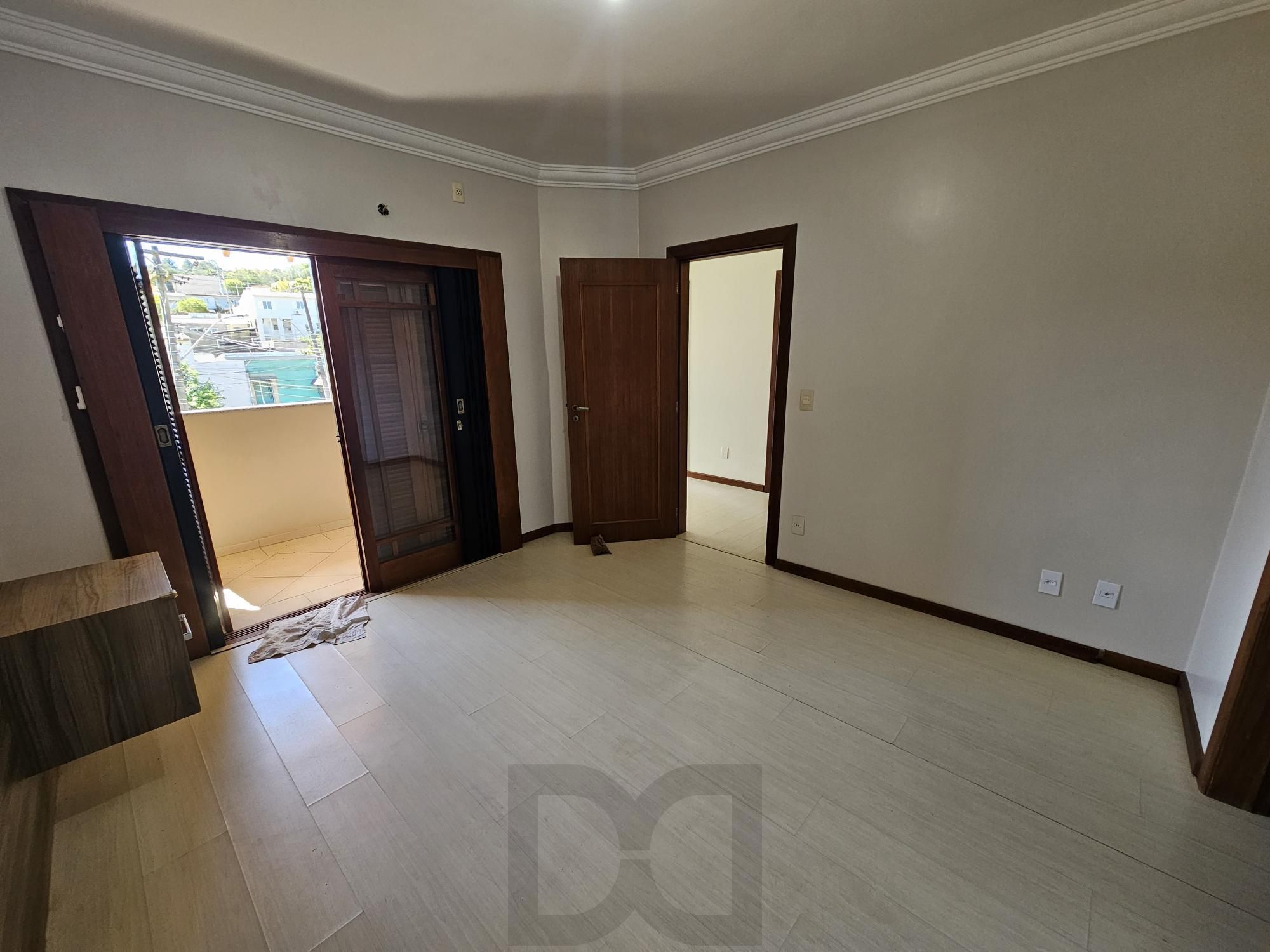 Sobrado 3 dormitórios com lareira, churrasqueira, piscina, 4 vagas garagem com 196,00m² de área construída no bairro Hípica ! — foto 32